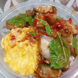 ไข่ข้นกะเพราหมูกรอบราดข้าว