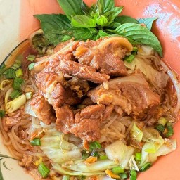 ก๋วยเตี๋ยวหมูตุ๋น เลียบทางรถไฟ (เจ้าเก่า)