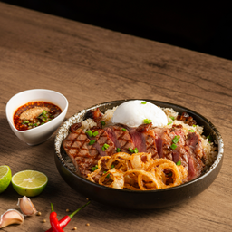ข้าวผัดมันเนื้อและสเต๊กเนื้อสันนอก เสิร์ฟพร้อมไข่ออนเซ็น