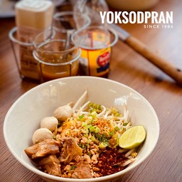 ก๋วยเตี๋ยว แห้ง หมูตุ๋น