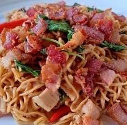 มาม่าผัดพริกแห้งเบคอน-แฮม