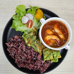 แกงส้ม ปรุงด้วยซอสโซเดียมต่ำดีกับสุขภาพ เสริฟพร้อมข้าว และชะอมไข่