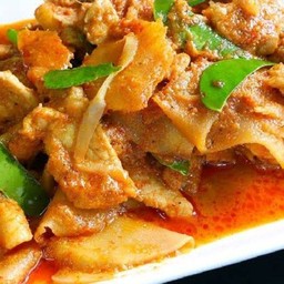 ผัดพริกแกงหน่อไม้ดองหมู กับข้าว