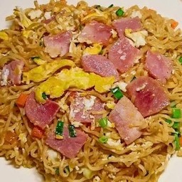 มาม่าผัดไข่ใส่แฮม