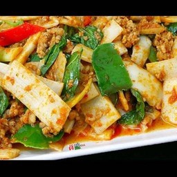 ผัดพริกแกงหมูสับหน่อไม้ดอง กับข้าว