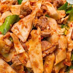 ผัดพริกแกงเนื้อหน่อไม้ดอง กับข้าว