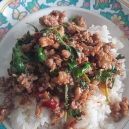 กระเพราไก่สับราดข้าว