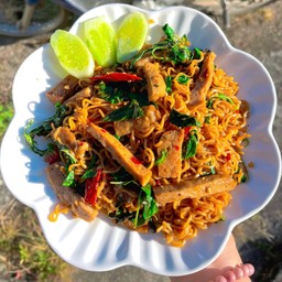 มาม่ากะเพราหมูยอ