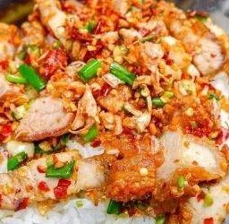 ข้าวหมูกรอบคั่วพริกเกลือ