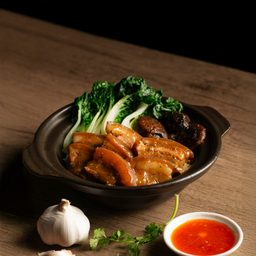 ข้าวหมูฮ้องอบหม้อดิน