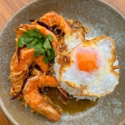 ข้าวกุ้งทอดซอสมะขามไข่ดาว - Crispy Prawn in Tamarind Glaze With Fried Egg
