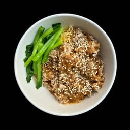 บะหมี่หมูฉีกราดซอสทาฮินิ