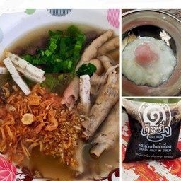 เส้นสุดคุ้มเซต A(ก๋วยจั๊บขาไก่ + เฉาก๊วยเต็งหนึ่ง + ไข่ออนเซ็น)ไม่มีน้ำแข็งให้ค่ะ