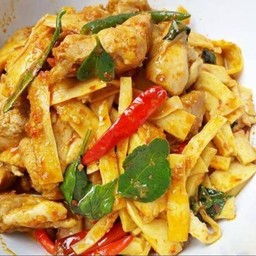 ผัดพริกแกงไก่หน่อไม้ดอง กับข้าว