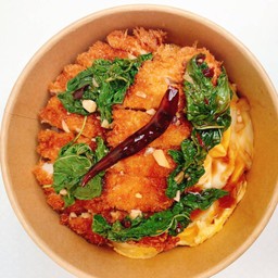 ข้าวไข่ข้นกะเพราไก่กรอบพริกแห้ง