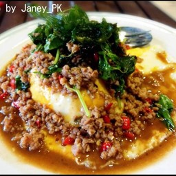 ข้าวไข่ข้นราดกะเพราหมูสับ