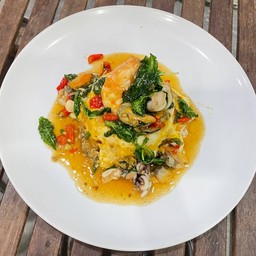 ข้าวไข่ข้นราดกะเพราทะเล