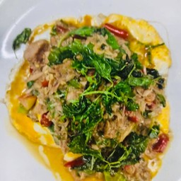 ข้าวไข่ข้นราดกะเพราทูน่า