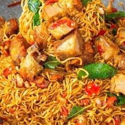 มาม่าผัดกะเพราหมูกรอบ