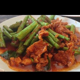 ผัดพริกแกงราดข้าว(สามารเลือกเนื้อสัตว์ได้คะ