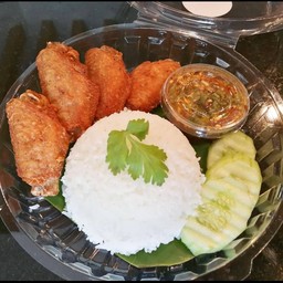 ข้าวปีกไก่ทอดน้ำปลา +น้ำจิ้มแจ่ว