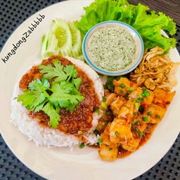ข้าวหน้าสามชั้นผัดซอสกุ้งถัง