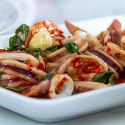 ข้าวกะเพราปลาหมึก