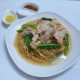 ราดหน้าหมูบะหมี่กรอบ