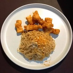 เส้นหมี่ผัดหน้าหมูสามชั้นทอดน้ำปลา