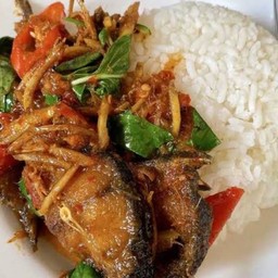 ข้าวผัดฉ่าปลาดุก