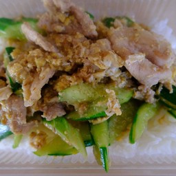 ผัดแตงกวาใส่ไข่ราดข้าว