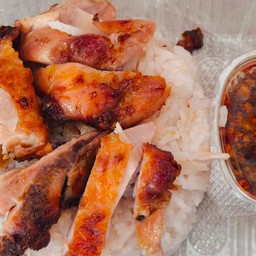 ข้าวหน้าไก่ย่าง น้ำจิ้มแจ่ว อิ่มคุ้ม