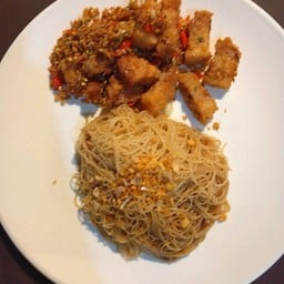 เส้นหมี่ผัดหน้าหมูสามชั้นคั่วพริกเกลือ