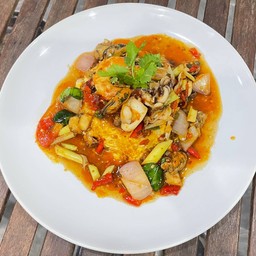 ข้าวไข่ข้นราดต้มยำแห้งทะเล