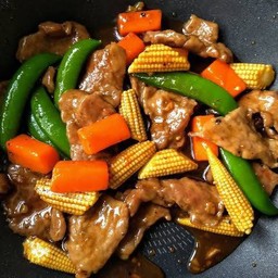 ข้าวราดเนื้อผัดน้ำมันหอยใส่ถั่วลันเตา