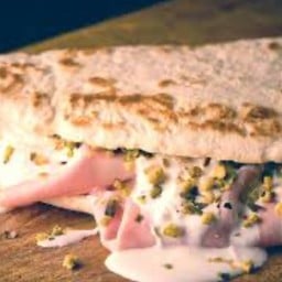 พิอาดินาที่มีมอร์ตาเดลล่าและชีสสตรัคคิเอตล่าสูตรพิเศษ