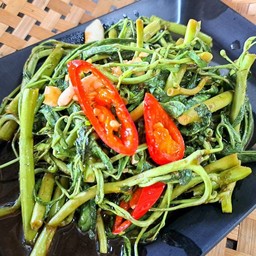 ผัดกระเฉดไฟแดง