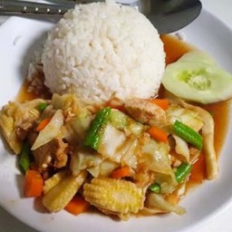 ผัดผักรวมมิตรราดข้าว