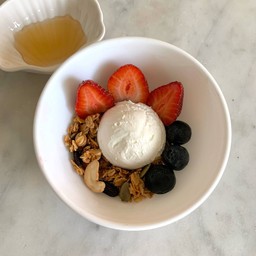 กรีกโยเกิร์ต+สตอเบอร์รี่เกาหลี,บลูเบอร์รี่+กราโนล่า+ฟรีน้ำผึ้ง