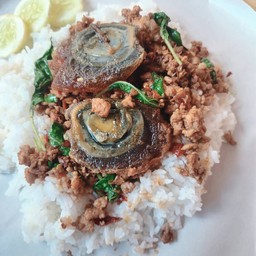 ข้าวกระเพราหมูไข่เยี่ยวม้า
