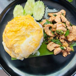 ผัดกะเพราไก่ชิ้นราดข้าว