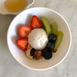 กรีกโยเกิร์ต+ผลไม้ 3 อย่าง+กราโนล่า+ฟรีน้ำผึ้ง