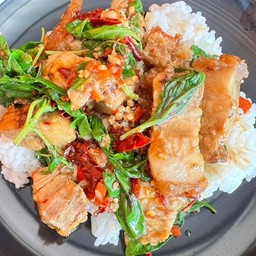 กะเพราหมูกรอบ