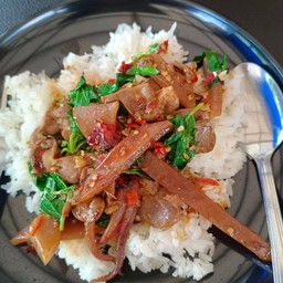 กะเพราหมึกกรอบ