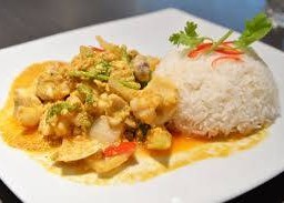 ผัดผงกะหรี่ไก่ราด