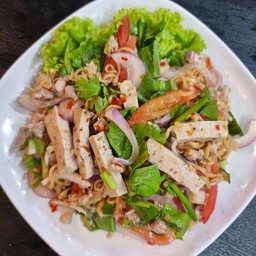 ยำมาม่าหมูสับหมูยอ