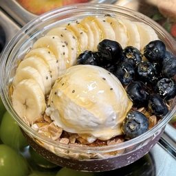 Acai Berry &Greek yogurt สตรอว์เบอร์รี่ บลูเบอร์รี่ กล้วยหอม กราโนล่า