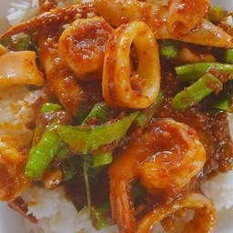 ผัดเครื่องแกงกุ้งราดข้าว