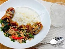 กระเพาหมูสับไข่เยี่ยวม้า