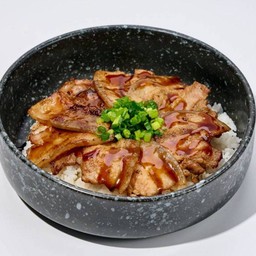 ข้าวหน้าหมูสไลด์ย่างถ่าน